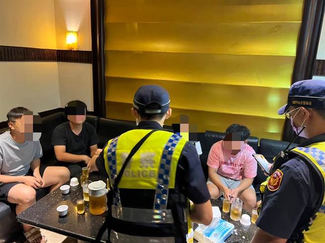 中坜警方昨天深夜至今天凌晨执行扩大临检专案。(中坜警方提供)