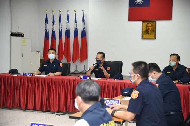 桃园市警局长许锡荣(前排中)，坐镇中坜督导临检勤务。(中坜警方提供)