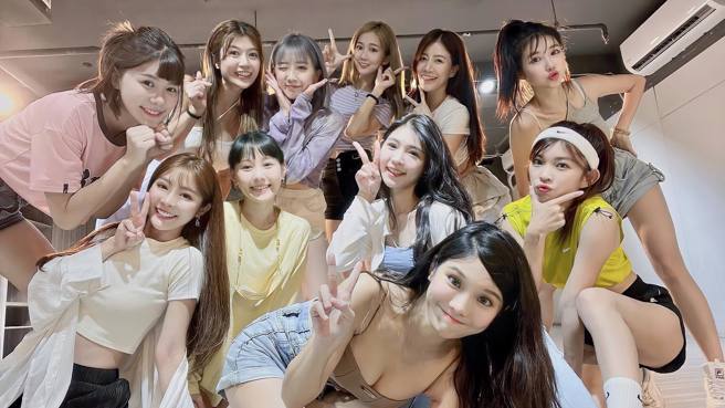 琳妲在IG Po出与其她啦啦队员们跳舞的影片，引起网友暴动。(图/琳妲脸书)