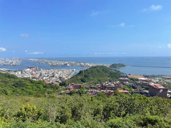 从张学良寿山故居，望向大坪顶礮臺原址，循着日本裕仁皇太子的足迹，眺望哈玛星街区，解密打狗港的旧时军事防御线。（高市文化局提供／杨舒婷高雄传真）