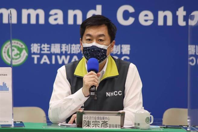 新竹棒球场品质低下遭炮轰，导致中职富邦悍将外野手林哲瑄扑接时受伤，内政部次长陈宗彦今（31日）表示，「接受批评，继续推进！」（报系资料照，指挥中心提供）