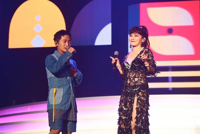王彩桦携手蔡昌宪彩蛋合作 浪漫对唱《小姐请你给我爱》。（高市文化局提供／杨舒婷高雄传真）