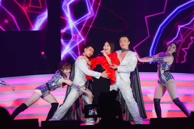 张秀卿与邵大伦搭檔主持，妙语如珠的对话，逗得观眾哈哈大笑。（高市文化局提供／杨舒婷高雄传真）