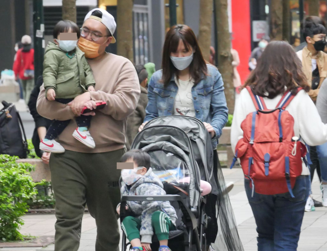 8月起有不少新制上路，不少新规都与荷包有关。（图／示意图，记者陈俊吉摄影）