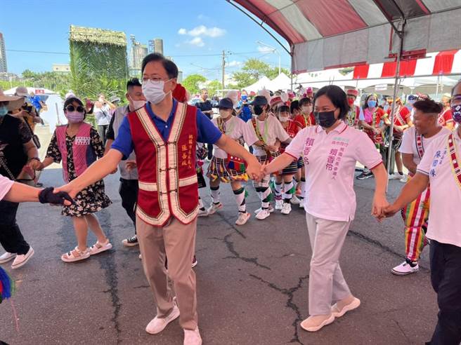 張善政、賴香伶31日參加原住民族豐年祭，牽手與原民朋友共舞歡慶。（陳夢茹攝）