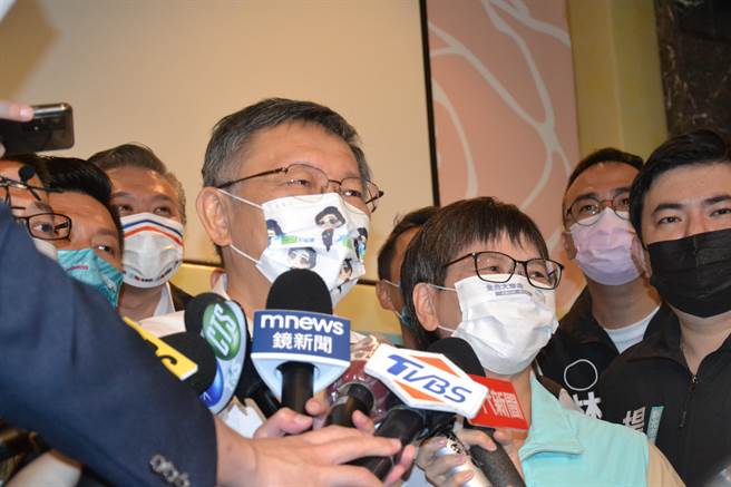 民眾党迟未推派新北市长参选人，外界质疑小鸡是否会全军覆没，是否有思考找蓝绿合作拉抬，柯文哲表示，「这很尷尬啦，我和侯友宜、林佳龙，交情都算不错」。（蔡雯如摄）