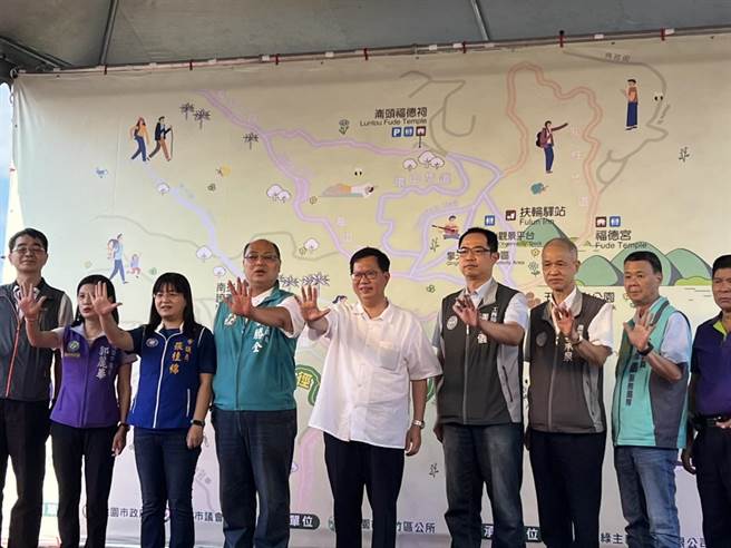 桃园市长郑文灿31日出席芦竹五酒桶山手作步道启用活动，谈及「换坚说」当面驳斥「没有这个讨论，谢谢」。（陈梦茹摄）
