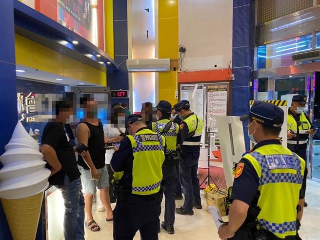 苗栗县警察局执行扫黑跟青春专案。（苗栗县警察局提供／李京升苗栗传真）