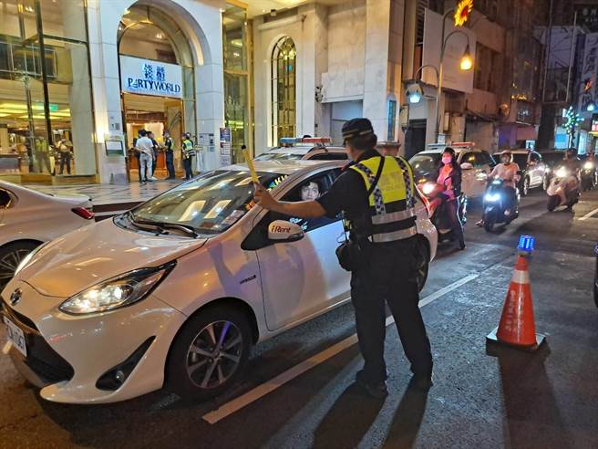 配合警政署全國性擴大臨檢專案勤務，台中市警方於30日晚間10時至31日凌晨2時，於轄區執行密集性臨檢。（台中市警察局提供／張妍溱台中傳真）