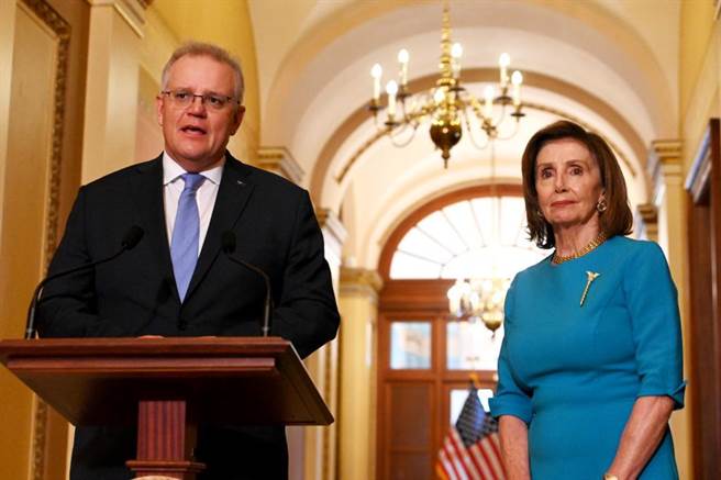 美國眾議院議長裴洛西在前往亞洲行的路上連發4推，隻字未提亞洲行。圖為裴洛西日前在華盛頓與澳洲前總理莫里森會面。（中新社）