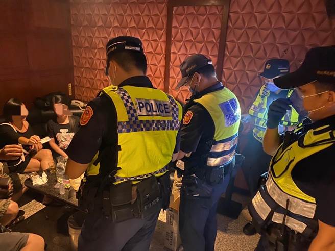 此次针对辖内各特定营业场所及青少年经常聚集等易发生事故之场所，执行威力扫荡临检。（警方提供／李奇叡新北传真）