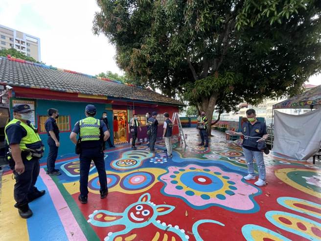 台中市南屯区知名景点彩虹眷村彩绘墙遭泼漆，警方逮捕14名现行犯，依毁损罪法办。(市府提供／林欣仪台中传真)