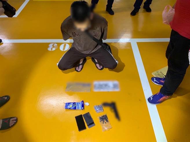 黃嫌遭到警方逮補，並查獲犯案槍枝。（警方提供）