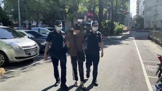 黃嫌被警方帶回警局偵訊。（警方提供）