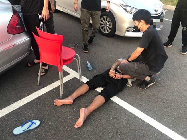 警方27日在苗栗一處運動工作逮捕涉嫌賣槍的李姓嫌犯。（警方提供）