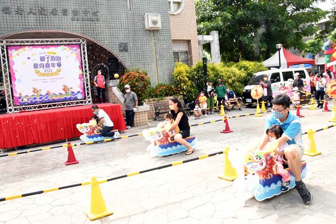 中台湾歷史最悠久的「鹿港庆端阳」龙舟活动，每年都吸引上万游客一睹精彩刺激的龙舟比赛，不过因疫情已经连续停办三年，31日上午在彰化县二林镇长青公园，有一场热闹的小小泡泡龙舟赛，吸引大小朋友参加。(吴建辉摄)