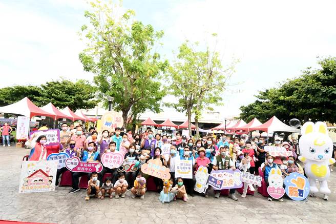 彰化县政府家庭福利服务中心为了规广社会福利业务，在二林长青公园举办「花米兔系列活动」，带着民眾瞭解中心的业务，在现场举办龙舟竞赛、泡泡派对。(吴建辉摄)