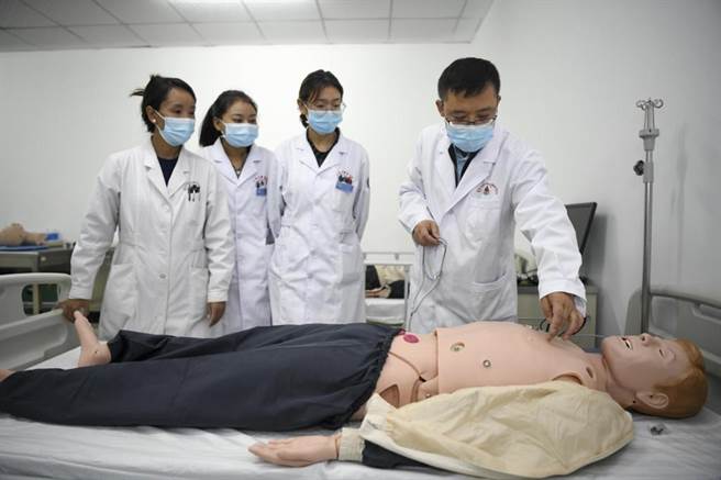 日本兵庫醫科大學與大陸大學共同運營的「中醫藥孔子學院」已結束運營。圖為湖南中醫藥大學第一附屬醫院腦病科醫生為學生們進行體格檢查教學。（中新社）