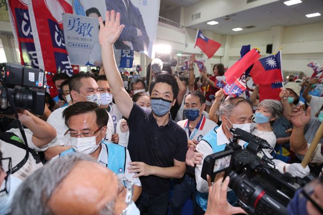 国民党台北市长参选人蒋万安(中)31日出席士林北投后援会成立大会。(黄世麒摄)