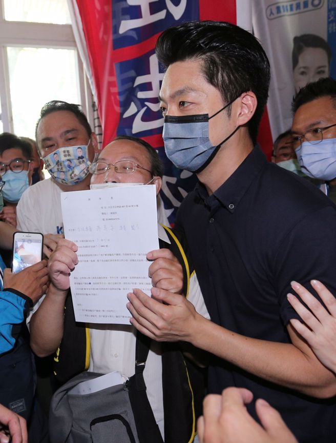 國民黨台北市長參選人蔣萬安(右)31日出席士林北投後援會成立大會，自稱「0206期權受害者自救會」成員的陳先生(中)曾多次向陳時中陳情未果，特地前來向蔣遞交陳情書。(黃世麒攝)