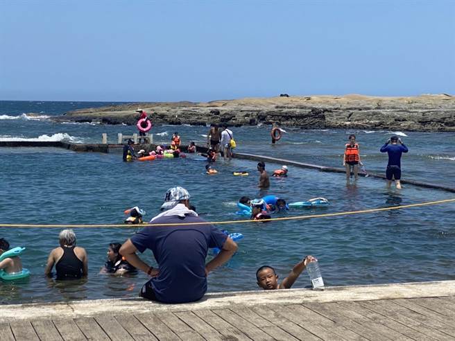 基隆市和平岛公园的海水泳池，假日总会吸引民眾戏水，31日上午有民眾不慎溺水，送往基隆三军医院正荣院区急救。（基隆市警察局提供／张志康基隆传真）