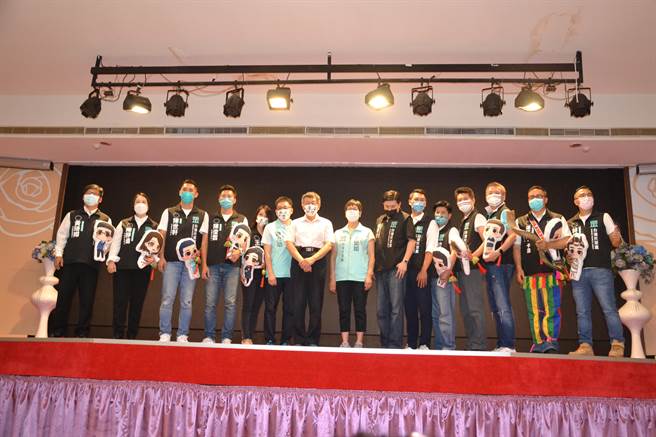 民眾党新北市党部今举办「民眾新希望 新北来照亮」市议员参选人记者会，主席柯文哲、秘书长谢立功、立委蔡壁如等人皆出席，为党内11名参选人拉抬声势。（蔡雯如摄）