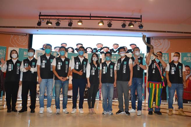 民眾党新北市党部今举办「民眾新希望 新北来照亮」市议员参选人记者会，主席柯文哲、秘书长谢立功、立委蔡壁如等人皆出席，为党内11名参选人拉抬声势。（蔡雯如摄）