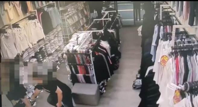 黑衣男蹲低偷拍女店员的裙底风光，全被监视器拍下。（翻摄照片／高雄洪靖宜传真）