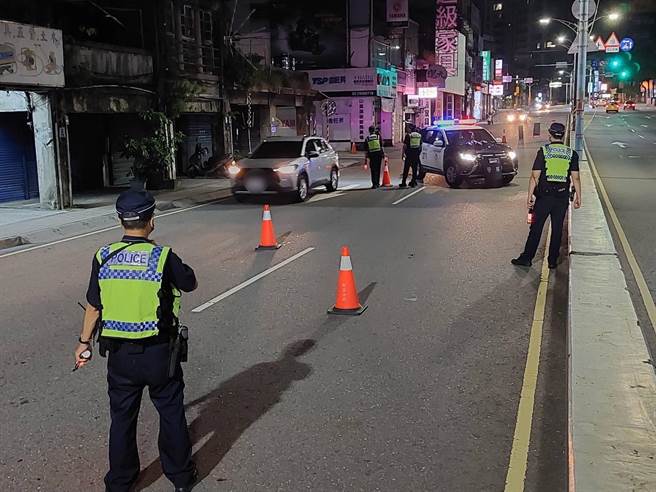 警方於重要路段設置攔檢站進行路檢。（新莊警分局提供）