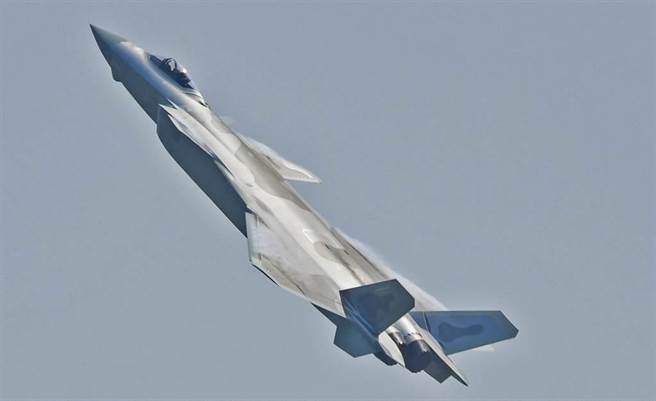 中共空军表示，多型战机绕台，旨在维护国家主权和领土完整。图为共军歼-20战机。（图／中新社）