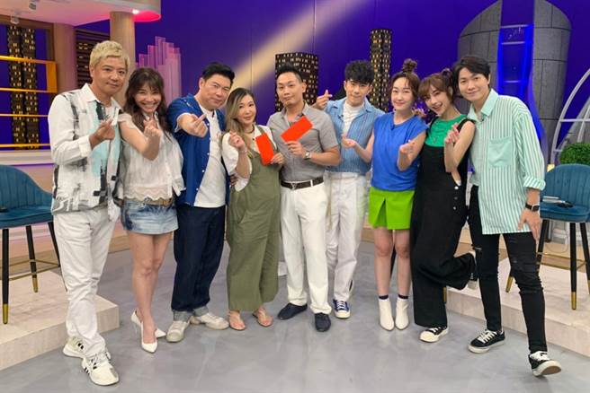 希德（左起）、甄莉、曾国城、MAKIYO、小金、JR、巴钰、林采薇、黄少谷。（卫视中文台提供）
