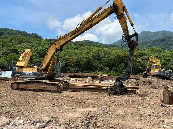 外交部新建工程发生工地意外，邱姓工人遭铁板砸死。（翻摄画面）