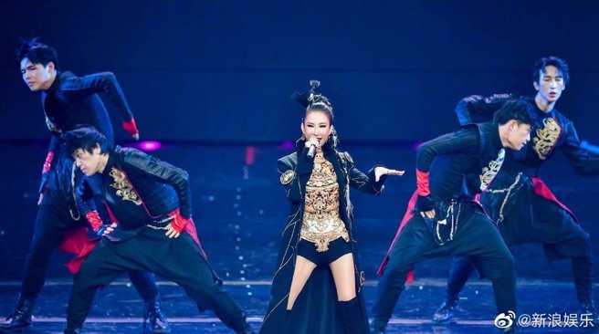 李玟昨霸气登上百花奖担任表演嘉宾，却失控大走音。（图／取材自新浪娱乐微博）