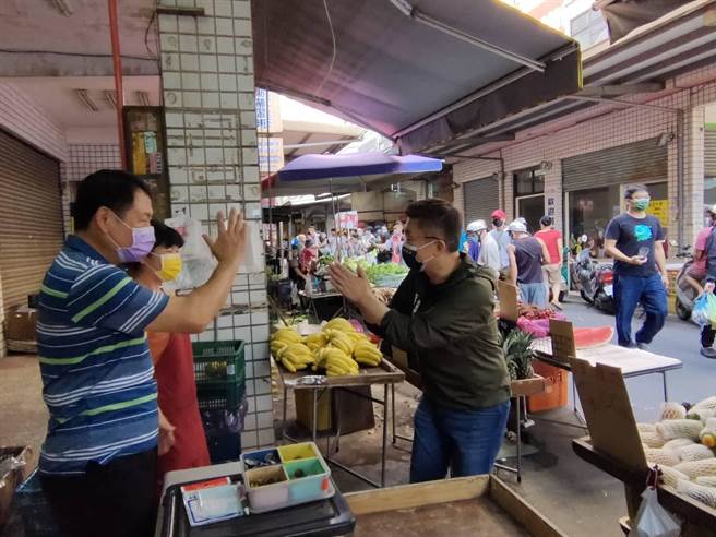 蔡其昌今天到大肚區自強市場拜票。（張亦惠攝）