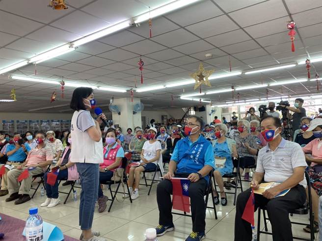 高雄市長參選人柯志恩今天上午到勵志新城參加提名同志介紹會，一到場就強調要走到台下演說，充分展現親和力。(記者林雅惠攝)