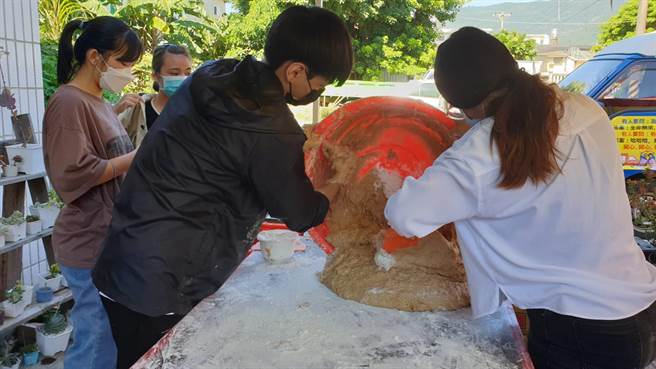 热心公益的知名馒头夫妇林波、靳宝仪得知花莲家扶中心奖助学金缺口后，日前开着小货车到花莲玉里镇与学子们一起制作手工馒头并义卖，一同守护孩子的求学梦想。（花莲家扶中心提供／罗亦晽花莲传真）