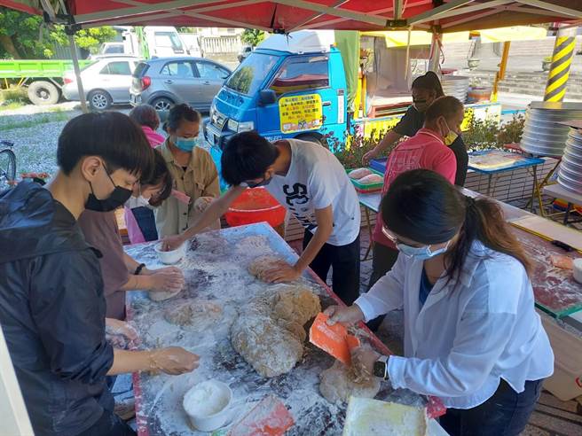 热心公益的知名馒头夫妇林波、靳宝仪得知花莲家扶中心奖助学金缺口后，日前开着小货车到花莲玉里镇与学子们一起制作手工馒头并义卖，一同守护孩子的求学梦想。（花莲家扶中心提供／罗亦晽花莲传真）