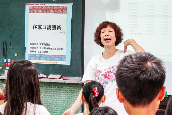 竹东国小退休老师徐玉佳，12年来致力推广客家文化教学，荣获教育部全国教育奉献奖。（新竹县政府提供／罗浚滨新竹传真