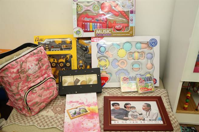 新北市社會局副局長許秀能攜帶育兒寶貝袋和汽車玩具組合，到生下二寶的視障夫妻憲哥、純純家探視。（新北市社會局提供）