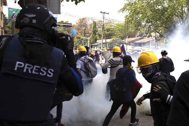 這名日本男性被逮捕前，正近距離拍攝被稱為「快閃示威」的短時間抗議示威活動。（資料照/ 美聯社）