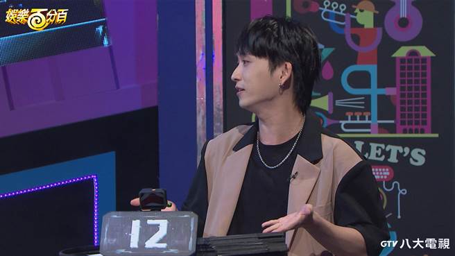 邱锋泽因一度发楞闪神，身陷两难。（八大提供）