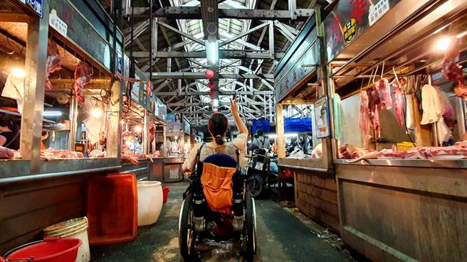 嘉义市政府邀请走遍近20个国家、知名无障碍旅游部落客林欣蓓来开箱「重新做人」文青小旅行路线，走访嘉市城隍庙、狱政博物馆等古蹟景点，让林欣蓓直呼嘉义市真的太酷了！（嘉义市政府提供∕吕妍庭嘉义传真）