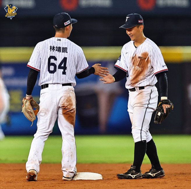 林靖凯、江坤宇在明星赛合体。（资料照，中信兄弟提供）