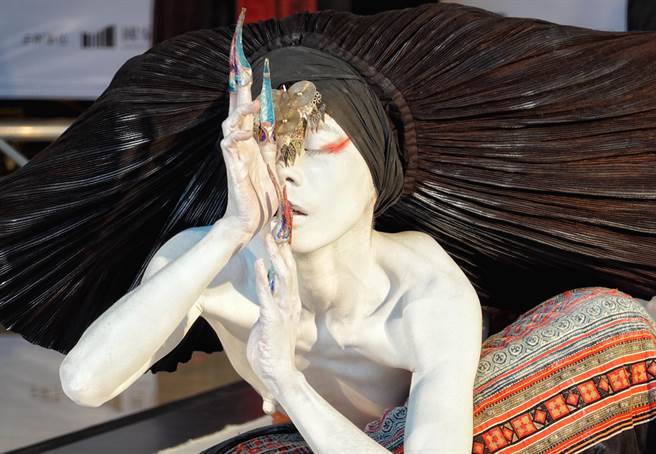 《观》描述一段鹰族兄弟欲守护河流的故事，而白鸟是河流的灵魂。（姚志平摄）