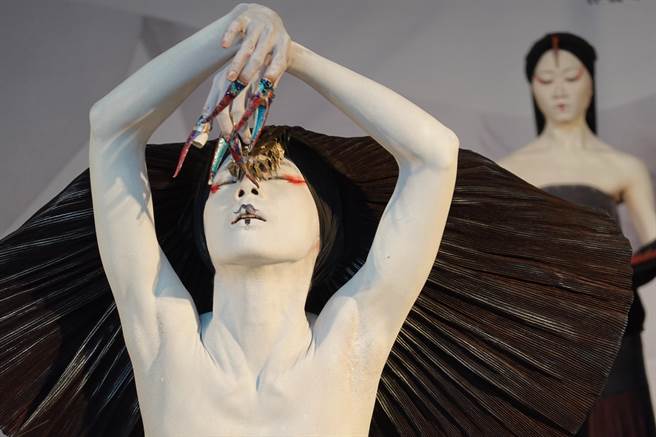 《观》里的白鸟角色，有许多细腻的手部动作。（姚志平摄）