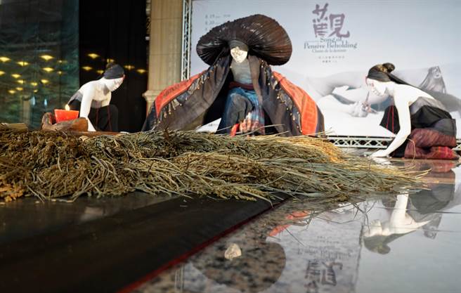 无垢舞蹈剧场艺术总监林丽珍的代表作《观》将再重演，整部作品有一种极致的诚恳。（姚志平摄）