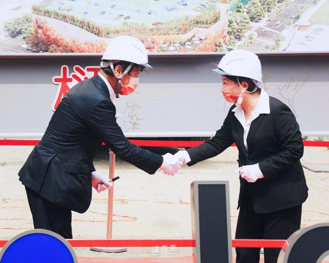 台中市長盧秀燕（右）。（圖 / 取自盧秀燕臉書）