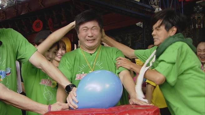 胡瓜（中）挑战头好撞撞，脸上却沾满前一位的汗水和鼻涕。（民视提供）