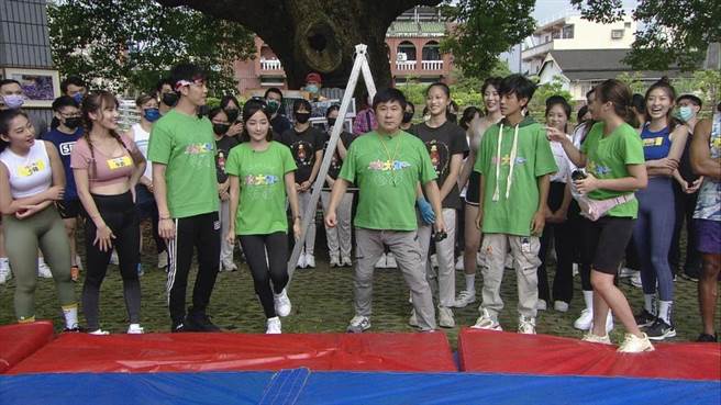 郭忠佑（左起）、篮篮、胡瓜、阿翔、赖慧如前往南投录影。（民视提供）