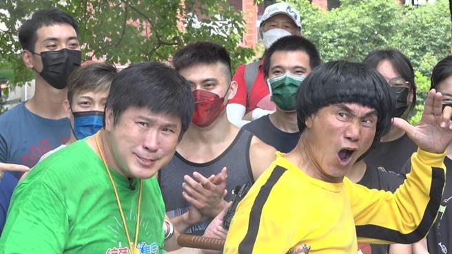 胡瓜（左）与模仿李小龙的民眾较劲。（民视提供）